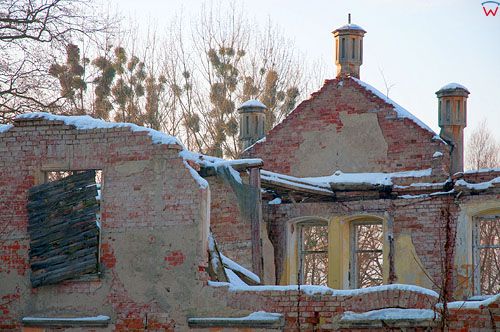 PL, warm-maz. Ruiny palacu w Barzynach.